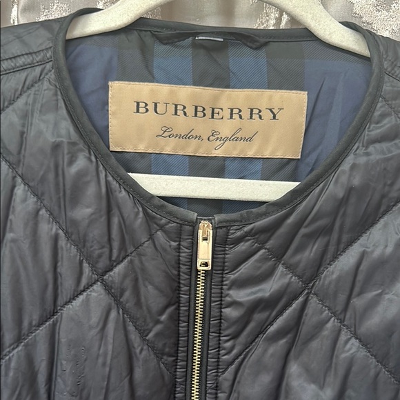 Burberry Black Bomber Jacket with Quilted Design and Full-Length Zipper - Picture 2 of 10